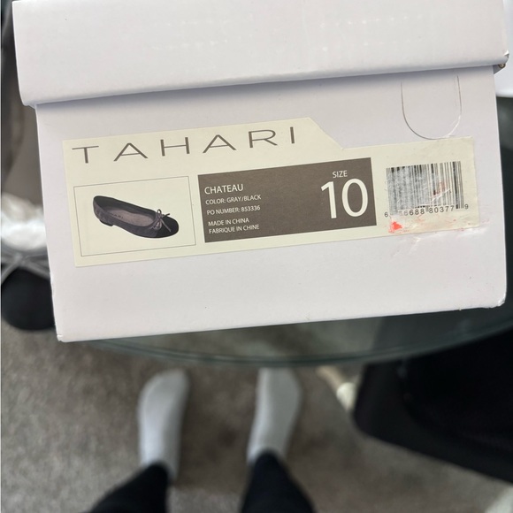 Tahari Women's Two-Tone Bow Flats - Picture 4 of 4